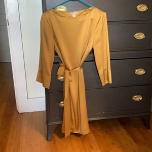 H&M gold dress-perfect for holidays or a night out! Size 6